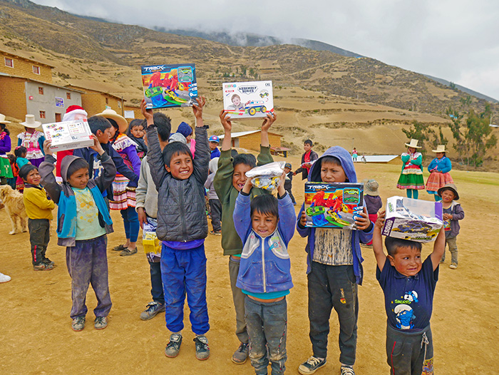 Grupo de personas de la comunidad local sonriendo.